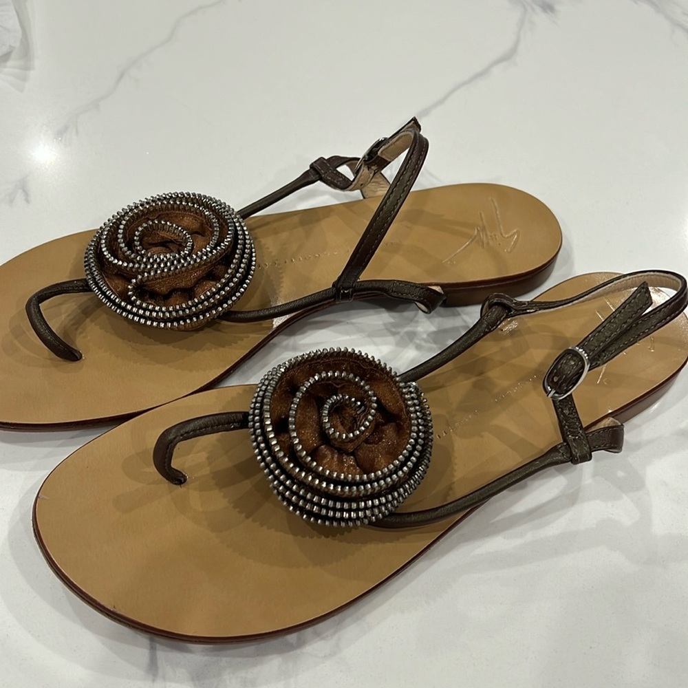 GIUSEPPEZANOTTI.COM

Giuseppe Zanotti sandals very good condition.